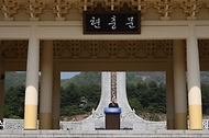 한덕수 대통령 권한대행 국무총리가 25일 국립대전현충원에서 열린 제2회 순직의무군경의 날 기념식에 참석, 헌화 및 묵념을 한 뒤 기념사를 하고 있다.