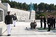 한덕수 대통령 권한대행 국무총리가 25일 국립대전현충원에서 열린 제2회 순직의무군경의 날 기념식에 참석, 헌화 및 묵념을 한 뒤 기념사를 하고 있다.