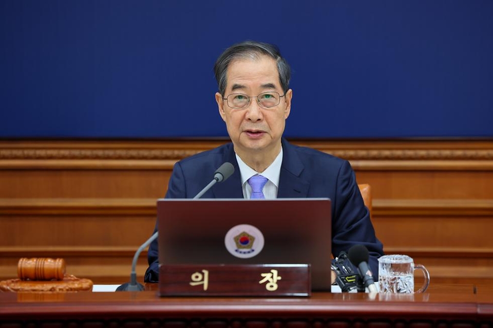 한덕수 대통령 권한대행 국무총리가 29일 세종대로 정부서울청사에서 열린 국무회의를 주재, 모두발언을 하고 있다.