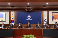 한덕수 대통령 권한대행 국무총리가 29일 세종대로 정부서울청사에서 열린 국무회의를 주재, 모두발언을 하고 있다.