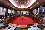 한덕수 대통령 권한대행 국무총리가 29일 세종대로 정부서울청사에서 열린 국무회의를 주재, 모두발언을 하고 있다.