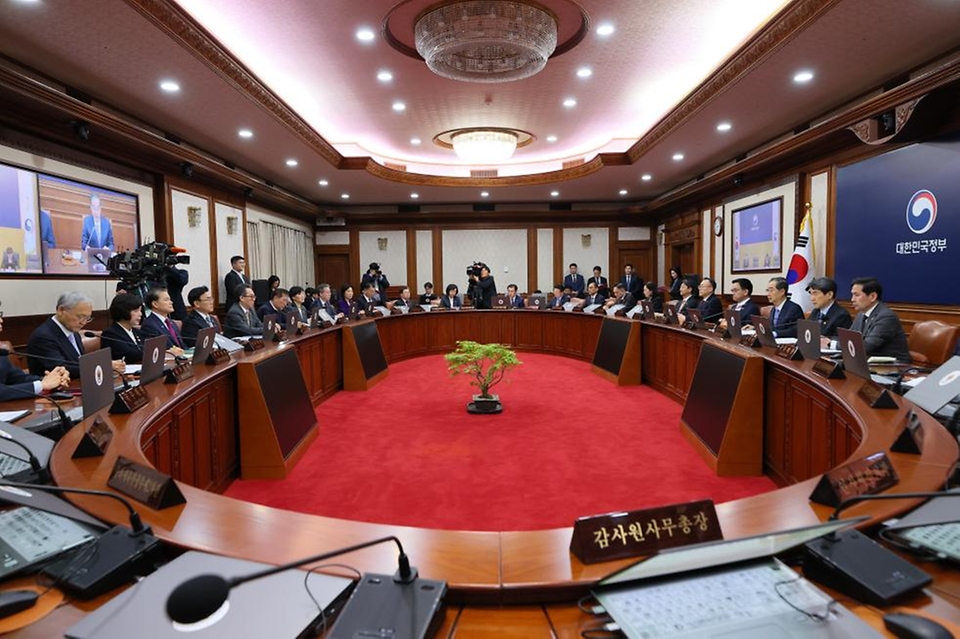한덕수 대통령 권한대행 국무총리가 29일 세종대로 정부서울청사에서 열린 국무회의를 주재, 모두발언을 하고 있다.