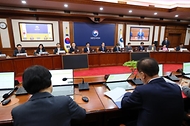 한덕수 대통령 권한대행 국무총리가 29일 세종대로 정부서울청사에서 열린 국무회의를 주재, 모두발언을 하고 있다.