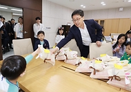 연원정 인사혁신처장이 5월1일 세종시 정부세종청사에서 열린 '2025년 가정의 달 직원 자녀 초청행사'에서 집무실을 찾은 어린이들과 대화를 나누고 있다.