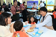 송미령 농림축산식품부 장관은 5월 가정의 달을 맞아 '팝콘마을'이라고 불리는 충북 충주의 농촌체험휴양마을인 '내포긴들체험마을'을 방문하였습니다.
