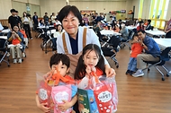송미령 농림축산식품부 장관은 5월 가정의 달을 맞아 '팝콘마을'이라고 불리는 충북 충주의 농촌체험휴양마을인 '내포긴들체험마을'을 방문하였습니다.