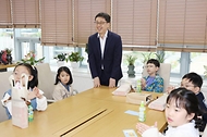 연원정 인사혁신처장이 5월1일 세종시 정부세종청사에서 열린 '2025년 가정의 달 직원 자녀 초청행사'에서 집무실을 찾은 어린이들과 대화를 나누고 있다.