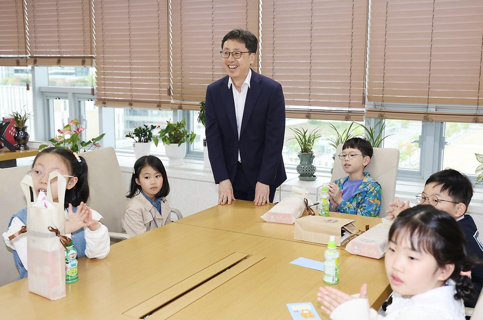 연원정 인사혁신처장이 5월1일 세종시 정부세종청사에서 열린 '2025년 가정의 달 직원 자녀 초청행사'에서 집무실을 찾은 어린이들과 대화를 나누고 있다.