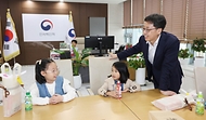연원정 인사혁신처장이 5월1일 세종시 정부세종청사에서 열린 '2025년 가정의 달 직원 자녀 초청행사'에서 집무실을 찾은 어린이들과 대화를 나누고 있다.