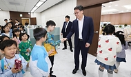 연원정 인사혁신처장이 5월1일 세종시 정부세종청사에서 열린 '2025년 가정의 달 직원 자녀 초청행사'에서 집무실을 찾은 어린이들과 대화를 나누고 있다.