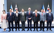 안덕근 산업통상자원부 장관은 2025. 5. 7(수, 현지시간) 14:30 체코 프라하 총리실에서 페트르 피알라(Petr Fiala) 체코 총리를 비롯한 한-체코 정부 대표단과 이철규 위원장 등 국회 대표단이 참석한 가운데 열린 '한-체코 원전산업 협력 약정(Arrangement) 체결식'을 가졌다.