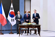 안덕근 산업통상자원부 장관은 2025. 5. 7(수, 현지시간) 14:30 체코 프라하 총리실에서 페트르 피알라(Petr Fiala) 체코 총리를 비롯한 한-체코 정부 대표단과 이철규 위원장 등 국회 대표단이 참석한 가운데 열린 '한-체코 원전산업 협력 약정(Arrangement) 체결식'을 가졌다.