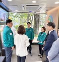 오병권 행정안전부 자연재난실장이 7일 대전시 대덕구 주변을 찾아 무더위 스마트쉼터 현장점검을 하고 있다.