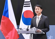 안덕근 산업통상자원부 장관은 2025. 5. 7(수, 현지시간) 14:30 체코 프라하 총리실에서 페트르 피알라(Petr Fiala) 체코 총리를 비롯한 한-체코 정부 대표단과 이철규 위원장 등 국회 대표단이 참석한 가운데 열린 '한-체코 원전산업 협력 약정(Arrangement) 체결식'을 가졌다.