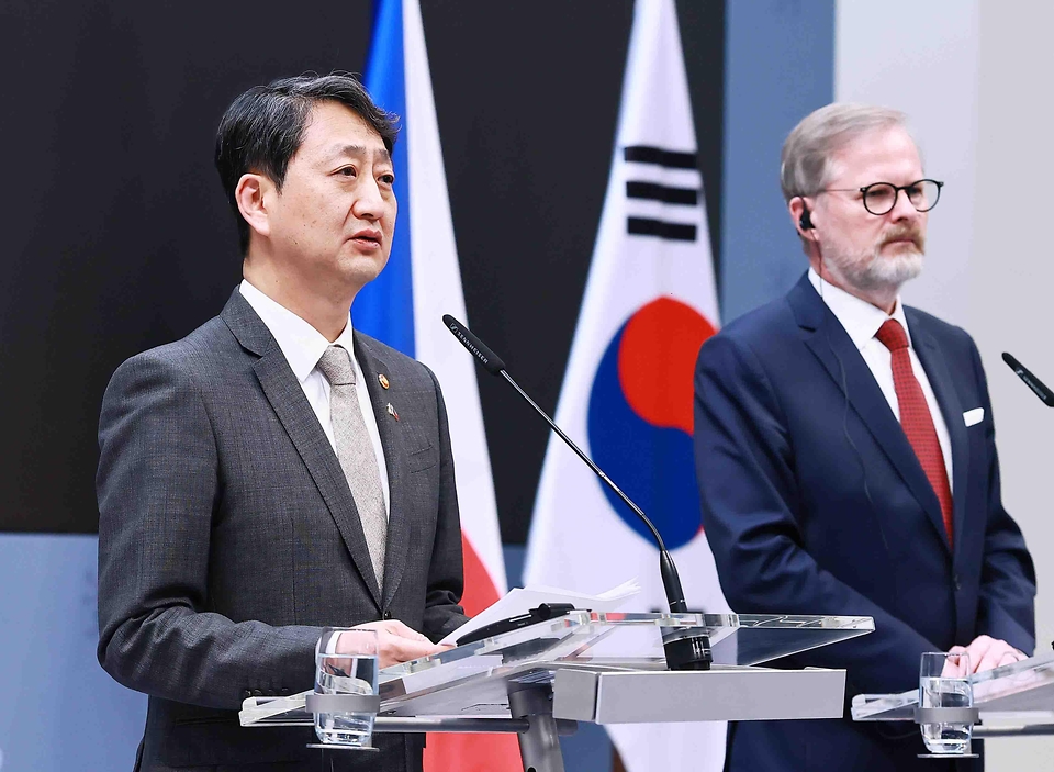 안덕근 산업통상자원부 장관은 2025. 5. 7(수, 현지시간) 14:30 체코 프라하 총리실에서 페트르 피알라(Petr Fiala) 체코 총리를 비롯한 한-체코 정부 대표단과 이철규 위원장 등 국회 대표단이 참석한 가운데 열린 '한-체코 원전산업 협력 약정(Arrangement) 체결식'을 가졌다.