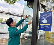 오병권 행정안전부 자연재난실장이 7일 대전시 대덕구 주변을 찾아 무더위 스마트쉼터 현장점검을 하고 있다.