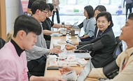 질병관리청(청장 지영미)은 세계 고혈압의 날(5.17.)을 맞아 대한고혈압 학회와 공동으로 '혈압측정 캠페인(K-MMM25*)'을 실시한다.

* May Measurement Month 캠페인은 세계 고혈압의 날(5.17.)을 맞아 5월을 혈압측정의 달로 지정하여 진행하는 공공 혈압측정 캠페인.