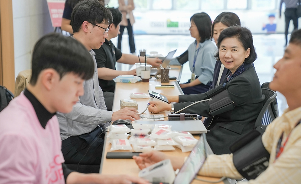 질병관리청(청장 지영미)은 세계 고혈압의 날(5.17.)을 맞아 대한고혈압 학회와 공동으로 '혈압측정 캠페인(K-MMM25*)'을 실시한다.

* May Measurement Month 캠페인은 세계 고혈압의 날(5.17.)을 맞아 5월을 혈압측정의 달로 지정하여 진행하는 공공 혈압측정 캠페인.