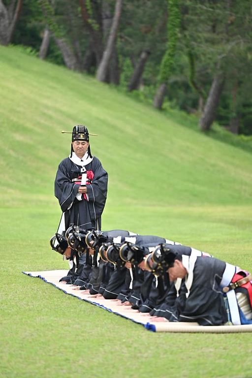 분향과 헌작, 축문, 헌화와 분향, 축사, 그리고 세종대왕이 직접 창작한 궁중음악 '여민락' 연주, 궁중무용 '봉래의' 공연까지! 여주 영릉에서 열린 세종대왕 나신날 628돌 기념 숭모제전 현장을 사진으로 같이 봐요.
