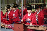 분향과 헌작, 축문, 헌화와 분향, 축사, 그리고 세종대왕이 직접 창작한 궁중음악 '여민락' 연주, 궁중무용 '봉래의' 공연까지! 여주 영릉에서 열린 세종대왕 나신날 628돌 기념 숭모제전 현장을 사진으로 같이 봐요.