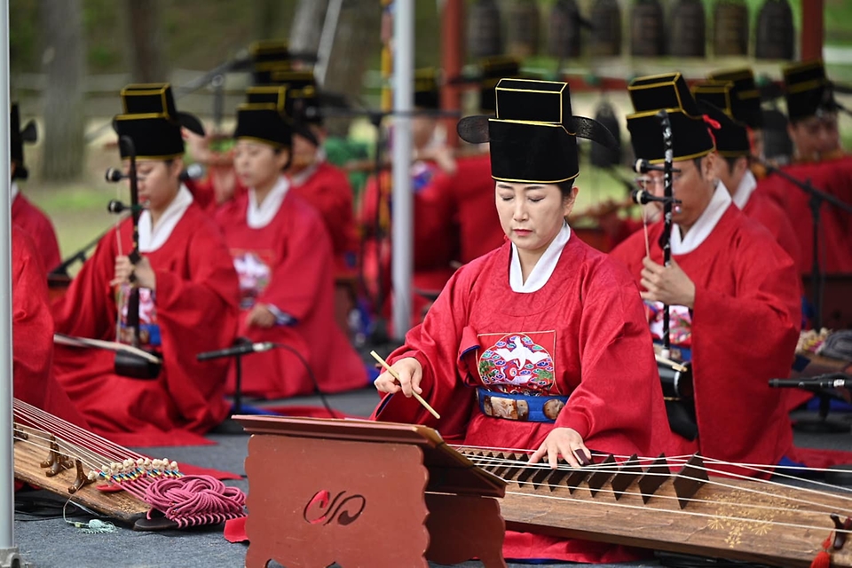 분향과 헌작, 축문, 헌화와 분향, 축사, 그리고 세종대왕이 직접 창작한 궁중음악 '여민락' 연주, 궁중무용 '봉래의' 공연까지! 여주 영릉에서 열린 세종대왕 나신날 628돌 기념 숭모제전 현장을 사진으로 같이 봐요.