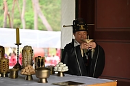 분향과 헌작, 축문, 헌화와 분향, 축사, 그리고 세종대왕이 직접 창작한 궁중음악 '여민락' 연주, 궁중무용 '봉래의' 공연까지! 여주 영릉에서 열린 세종대왕 나신날 628돌 기념 숭모제전 현장을 사진으로 같이 봐요.
