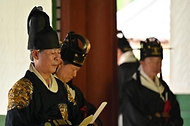 분향과 헌작, 축문, 헌화와 분향, 축사, 그리고 세종대왕이 직접 창작한 궁중음악 '여민락' 연주, 궁중무용 '봉래의' 공연까지! 여주 영릉에서 열린 세종대왕 나신날 628돌 기념 숭모제전 현장을 사진으로 같이 봐요.