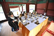 분향과 헌작, 축문, 헌화와 분향, 축사, 그리고 세종대왕이 직접 창작한 궁중음악 '여민락' 연주, 궁중무용 '봉래의' 공연까지! 여주 영릉에서 열린 세종대왕 나신날 628돌 기념 숭모제전 현장을 사진으로 같이 봐요.
