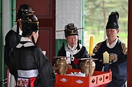 분향과 헌작, 축문, 헌화와 분향, 축사, 그리고 세종대왕이 직접 창작한 궁중음악 '여민락' 연주, 궁중무용 '봉래의' 공연까지! 여주 영릉에서 열린 세종대왕 나신날 628돌 기념 숭모제전 현장을 사진으로 같이 봐요.