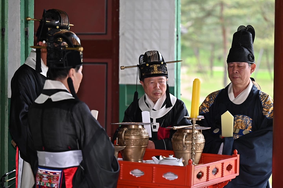 분향과 헌작, 축문, 헌화와 분향, 축사, 그리고 세종대왕이 직접 창작한 궁중음악 '여민락' 연주, 궁중무용 '봉래의' 공연까지! 여주 영릉에서 열린 세종대왕 나신날 628돌 기념 숭모제전 현장을 사진으로 같이 봐요.