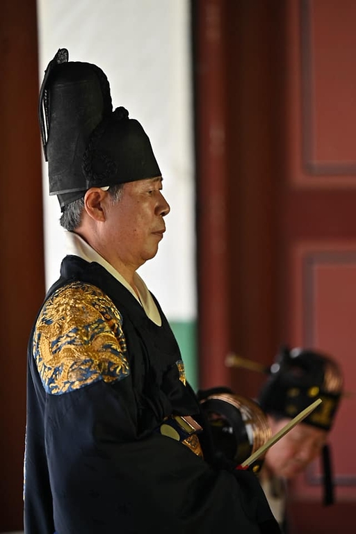 분향과 헌작, 축문, 헌화와 분향, 축사, 그리고 세종대왕이 직접 창작한 궁중음악 '여민락' 연주, 궁중무용 '봉래의' 공연까지! 여주 영릉에서 열린 세종대왕 나신날 628돌 기념 숭모제전 현장을 사진으로 같이 봐요.