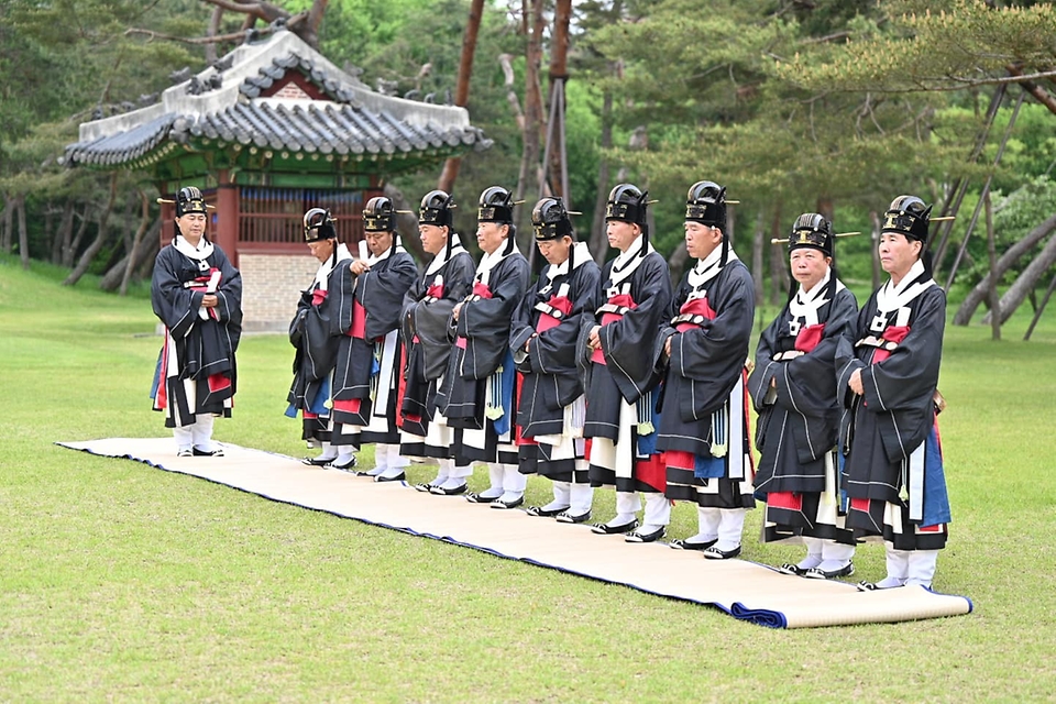 분향과 헌작, 축문, 헌화와 분향, 축사, 그리고 세종대왕이 직접 창작한 궁중음악 '여민락' 연주, 궁중무용 '봉래의' 공연까지! 여주 영릉에서 열린 세종대왕 나신날 628돌 기념 숭모제전 현장을 사진으로 같이 봐요.