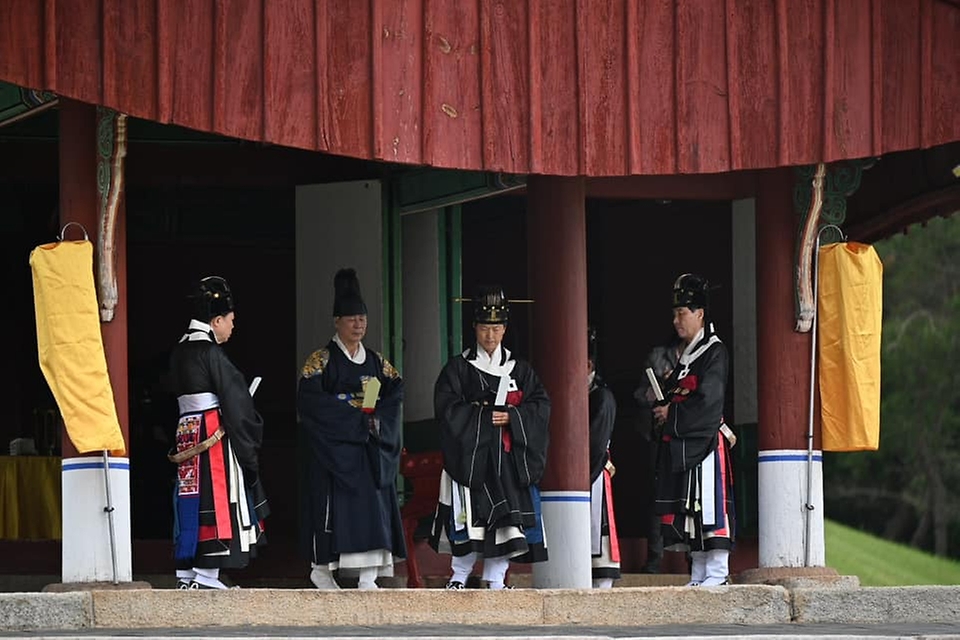 분향과 헌작, 축문, 헌화와 분향, 축사, 그리고 세종대왕이 직접 창작한 궁중음악 '여민락' 연주, 궁중무용 '봉래의' 공연까지! 여주 영릉에서 열린 세종대왕 나신날 628돌 기념 숭모제전 현장을 사진으로 같이 봐요.