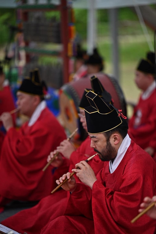 분향과 헌작, 축문, 헌화와 분향, 축사, 그리고 세종대왕이 직접 창작한 궁중음악 '여민락' 연주, 궁중무용 '봉래의' 공연까지! 여주 영릉에서 열린 세종대왕 나신날 628돌 기념 숭모제전 현장을 사진으로 같이 봐요.