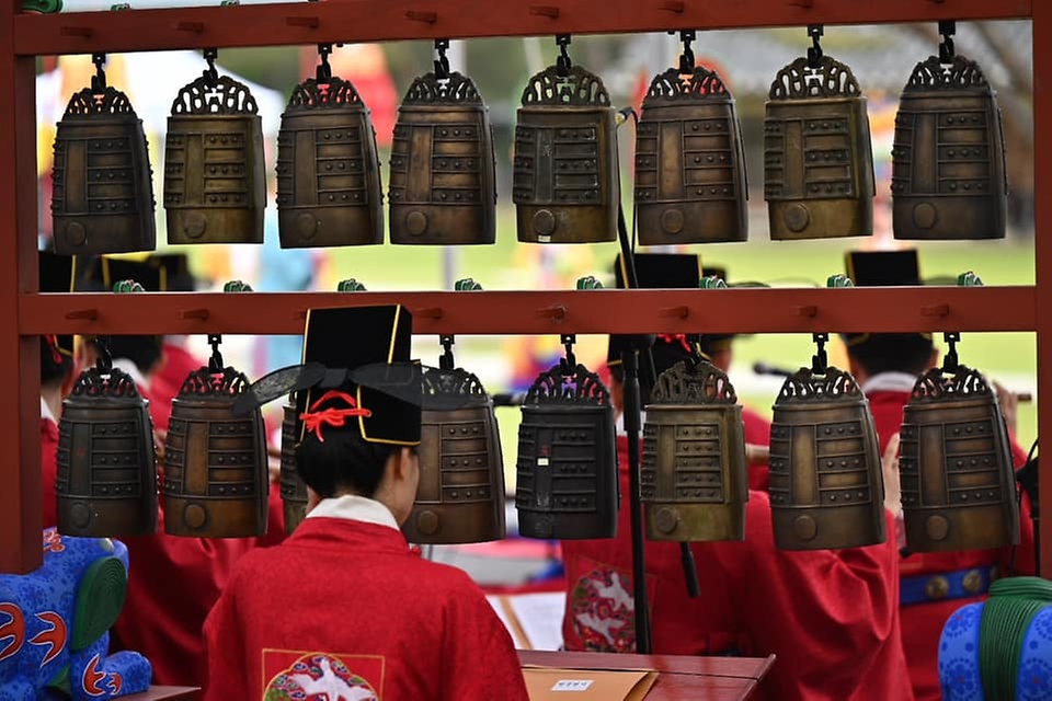 분향과 헌작, 축문, 헌화와 분향, 축사, 그리고 세종대왕이 직접 창작한 궁중음악 '여민락' 연주, 궁중무용 '봉래의' 공연까지! 여주 영릉에서 열린 세종대왕 나신날 628돌 기념 숭모제전 현장을 사진으로 같이 봐요.