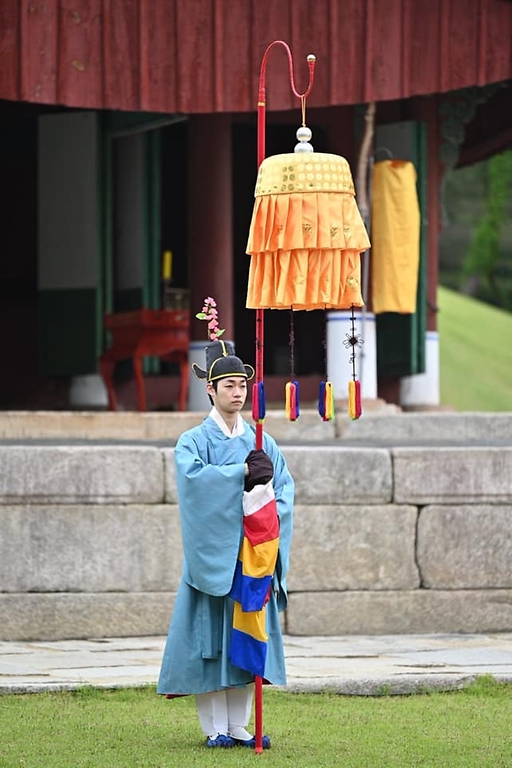 분향과 헌작, 축문, 헌화와 분향, 축사, 그리고 세종대왕이 직접 창작한 궁중음악 '여민락' 연주, 궁중무용 '봉래의' 공연까지! 여주 영릉에서 열린 세종대왕 나신날 628돌 기념 숭모제전 현장을 사진으로 같이 봐요.