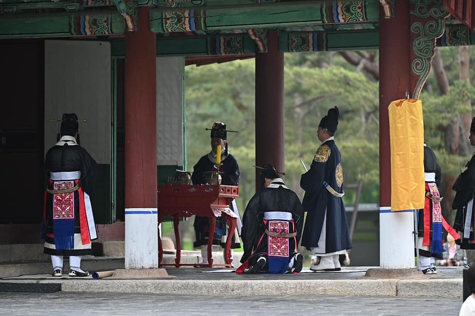 분향과 헌작, 축문, 헌화와 분향, 축사, 그리고 세종대왕이 직접 창작한 궁중음악 '여민락' 연주, 궁중무용 '봉래의' 공연까지! 여주 영릉에서 열린 세종대왕 나신날 628돌 기념 숭모제전 현장을 사진으로 같이 봐요.