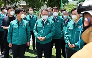 고기동 행정안전부장관 직무대행이 18일 오전 광주광역시 광산구 금호타이어 광주공장 화재현장을 찾아 화재진압과 피해상황 등을 점검하고 있다.