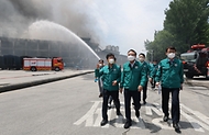 고기동 행정안전부장관 직무대행이 18일 오전 광주광역시 광산구 금호타이어 광주공장 화재현장을 찾아 화재진압과 피해상황 등을 점검하고 있다.