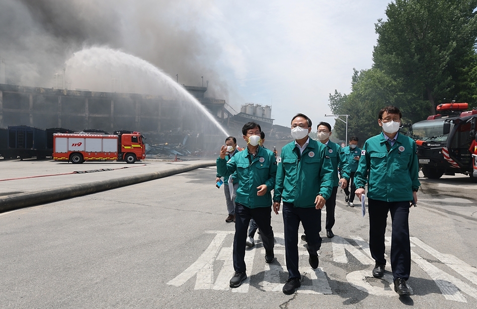 고기동 행정안전부장관 직무대행이 18일 오전 광주광역시 광산구 금호타이어 광주공장 화재현장을 찾아 화재진압과 피해상황 등을 점검하고 있다.