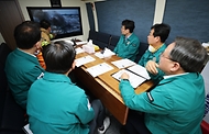 고기동 행정안전부장관 직무대행이 18일 오전 광주광역시 광산구 금호타이어 광주공장 화재현장을 찾아 화재진압과 피해상황 등을 점검하고 있다.