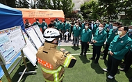 고기동 행정안전부장관 직무대행이 18일 오전 광주광역시 광산구 금호타이어 광주공장 화재현장을 찾아 화재진압과 피해상황 등을 점검하고 있다.