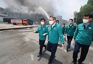 고기동 행정안전부장관 직무대행이 18일 오전 광주광역시 광산구 금호타이어 광주공장 화재현장을 찾아 화재진압과 피해상황 등을 점검하고 있다.