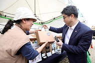 김성섭 중소벤처기업부 차관은 2일(금) 동행축제 특별판매전이 열리는 인천을 방문하여 현장점검 및 관련 소상공인을 격려하였습니다.