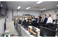 유상임 과학기술정보통신부 장관이 21일 오후 대구광역시 달성군 대구경북과학기술원(DGIST)을 방문해 이건우 대구경북과학기술원 총장과 연구실 안전관리 현황을 점검하고, 반도체분야 연구실을 시찰하고 있다.