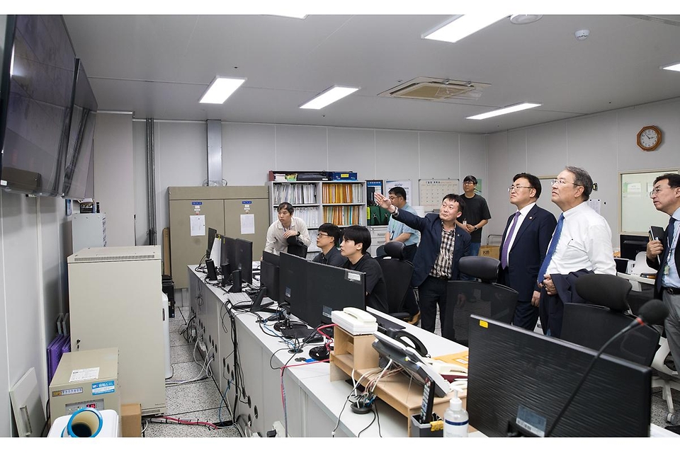 유상임 과학기술정보통신부 장관이 21일 오후 대구광역시 달성군 대구경북과학기술원(DGIST)을 방문해 이건우 대구경북과학기술원 총장과 연구실 안전관리 현황을 점검하고, 반도체분야 연구실을 시찰하고 있다.
