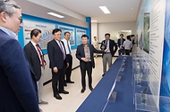 유상임 과학기술정보통신부 장관이 21일 오후 대구광역시 달성군 대구경북과학기술원(DGIST)을 방문해 이건우 대구경북과학기술원 총장과 연구실 안전관리 현황을 점검하고, 반도체분야 연구실을 시찰하고 있다.