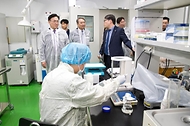 유상임 과학기술정보통신부 장관이 21일 오후 대구광역시 달성군 대구경북과학기술원(DGIST)을 방문해 이건우 대구경북과학기술원 총장과 연구실 안전관리 현황을 점검하고, 반도체분야 연구실을 시찰하고 있다.