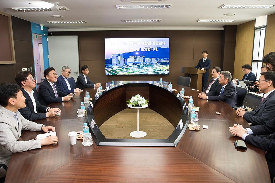 유상임 과학기술정보통신부 장관이 21일 오후 대구광역시 달성군 대구경북과학기술원(DGIST)을 방문해 이건우 대구경북과학기술원 총장과 연구실 안전관리 현황을 점검하고, 반도체분야 연구실을 시찰하고 있다.