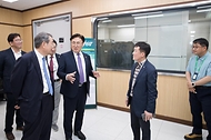 유상임 과학기술정보통신부 장관이 21일 오후 대구광역시 달성군 대구경북과학기술원(DGIST)을 방문해 이건우 대구경북과학기술원 총장과 연구실 안전관리 현황을 점검하고, 반도체분야 연구실을 시찰하고 있다.